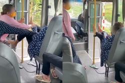 Gác chân lên thanh chắn xe buýt bị nhắc nhở, người phụ nữ cố chấp gây bức xúc