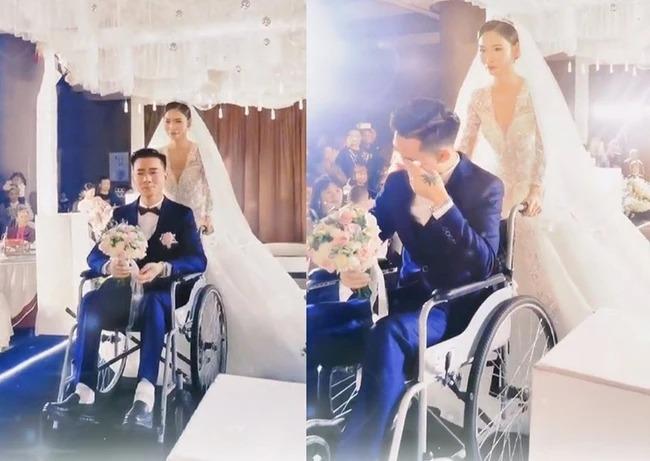 The bride pushes the wheelchair with her own hands and brings the groom into the wedding aisle-1
