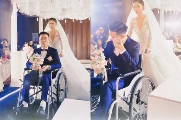 The bride pushes the wheelchair by herself and brings the groom into the wedding aisle