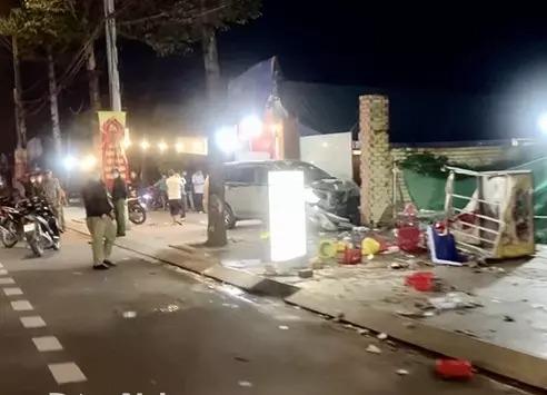 Ngồi ăn ốc vỉa hè, 3 người trong gia đình bị ô tô tông thương vong-1