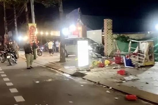 Ngồi ăn ốc vỉa hè, 3 người trong gia đình bị ô tô tông thương vong