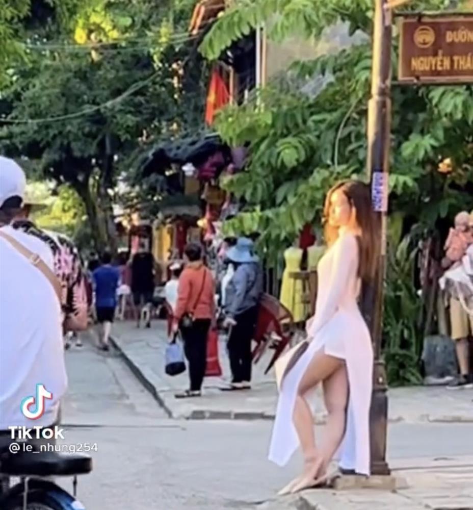 Thai tourists wear ao dai with shorts, curtsy in Hoi An-1