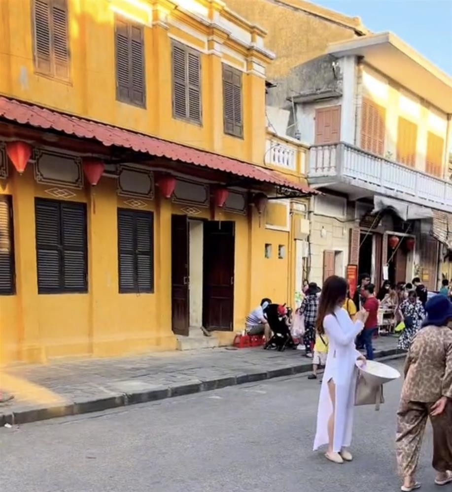 Thai tourists wear Ao Dai with shorts, curtsy in Hoi An-3