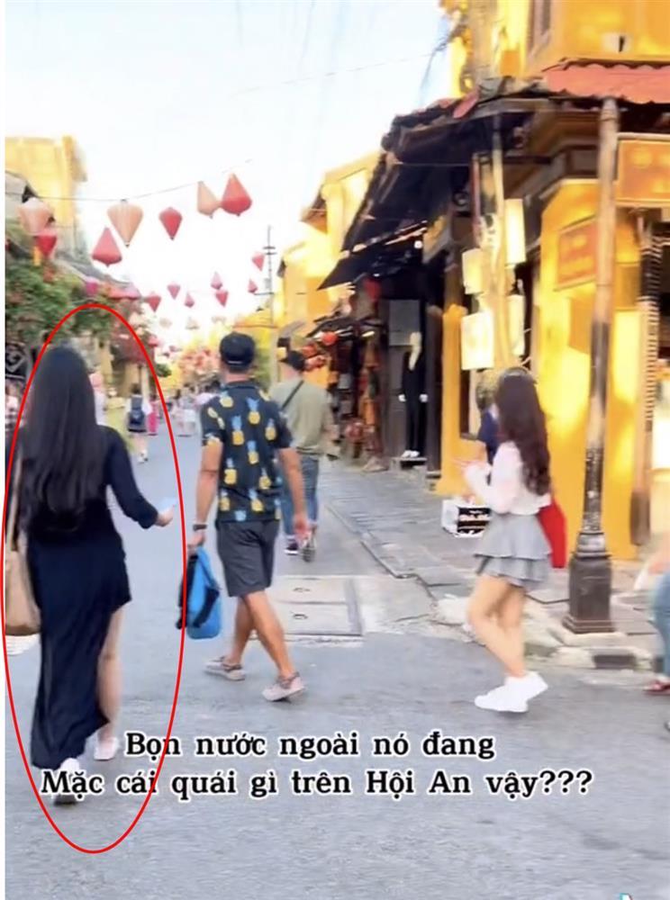 Thai tourists wear ao dai with shorts, flexing in an offensive way in Hoi An-4