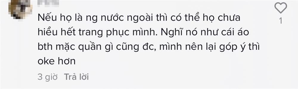 Du khách Thái mặc áo dài với quần đùi, ưỡn ẹo phản cảm ở Hội An-10