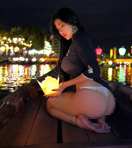 Du khách Thái mặc áo dài với quần đùi, ưỡn ẹo phản cảm ở Hội An-11