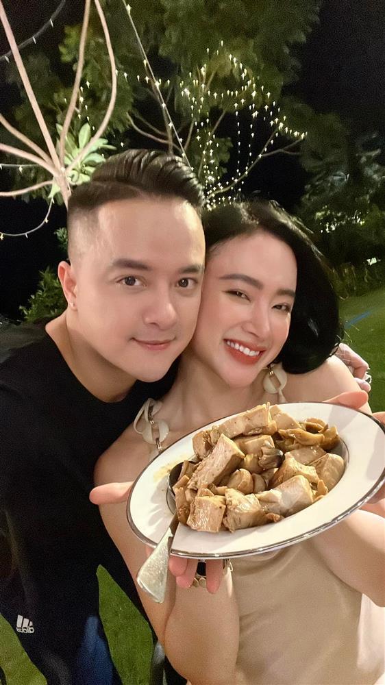 In Cao Thai Son's arms, Angela Phuong Trinh is equal to 1