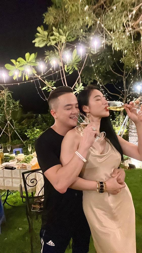 In Cao Thai Son's arms, Angela Phuong Trinh is equal to 4