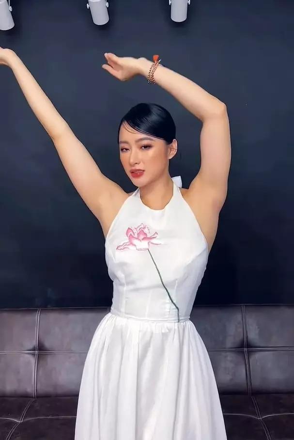 Trong vòng tay Cao Thái Sơn, Angela Phương Trinh đô ngang ngửa-10