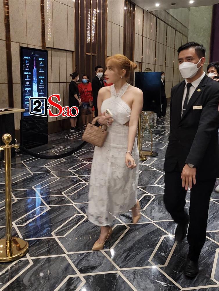 Hoai Linh was surrounded when she appeared at Mac Van Khoa's wedding-10