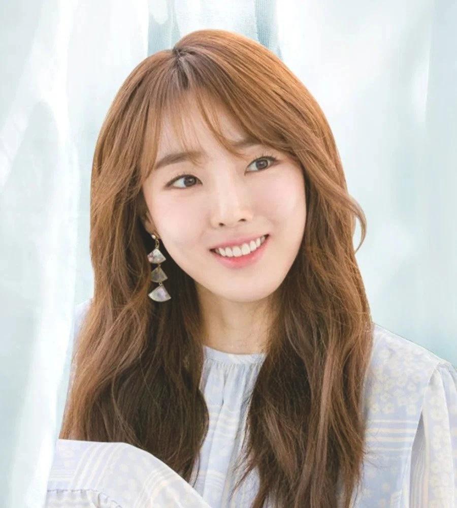 Nữ ca sĩ mắc kẹt trong nợ nần suốt 16 năm ra mắt-1