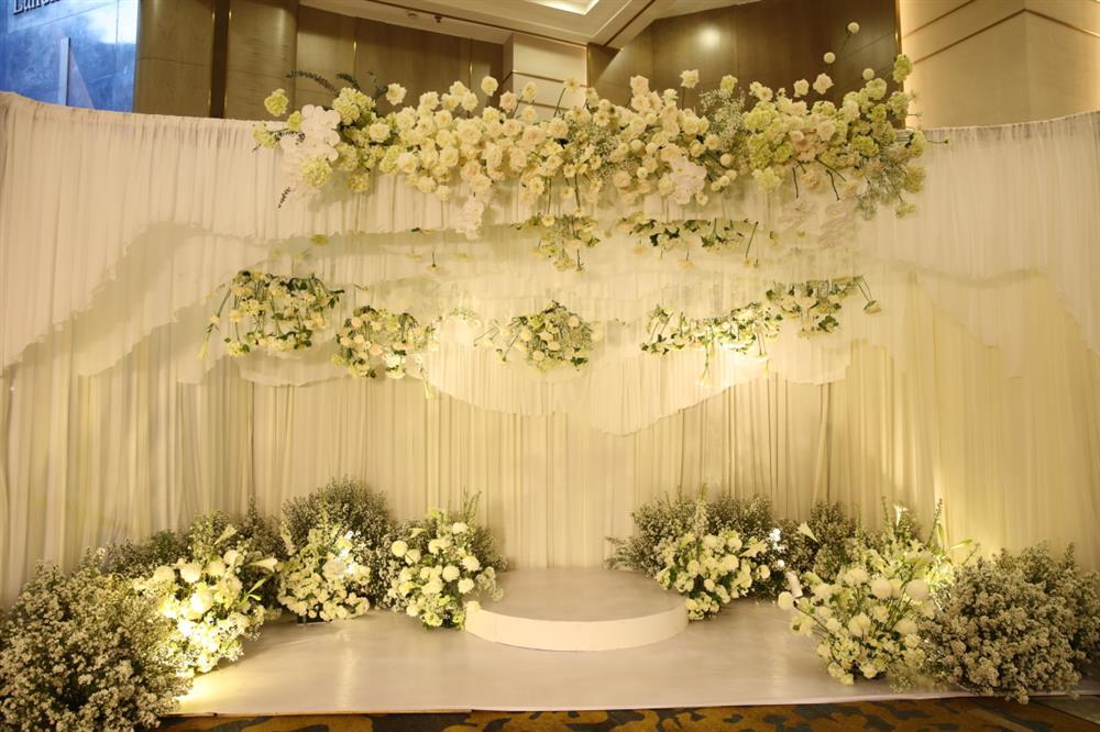 Khung cảnh đám cưới trang trí từ 3 tấn hoa tươi của Mạc Văn Khoa-6