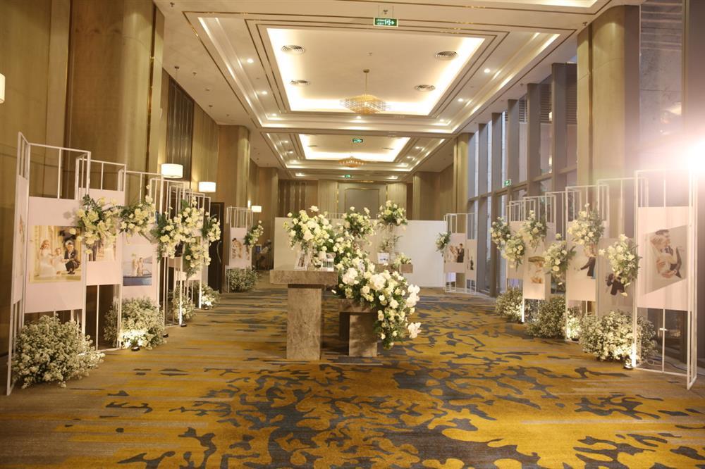 Khung cảnh đám cưới trang trí từ 3 tấn hoa tươi của Mạc Văn Khoa-2