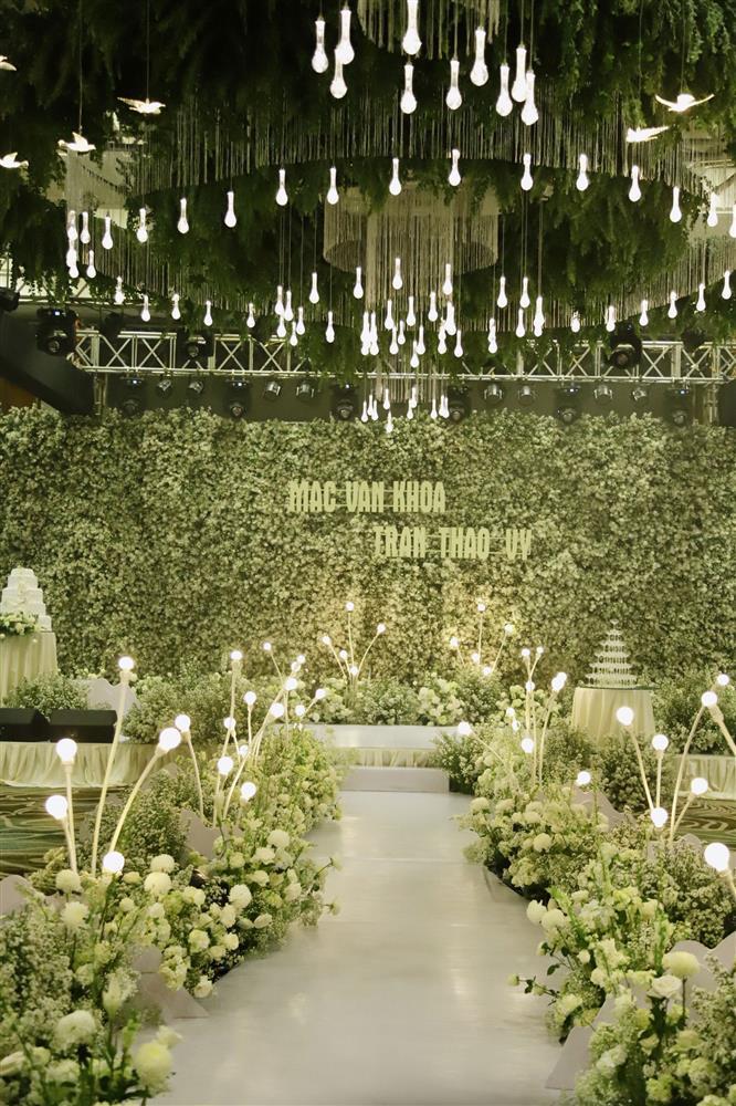 Khung cảnh đám cưới trang trí từ 3 tấn hoa tươi của Mạc Văn Khoa-4