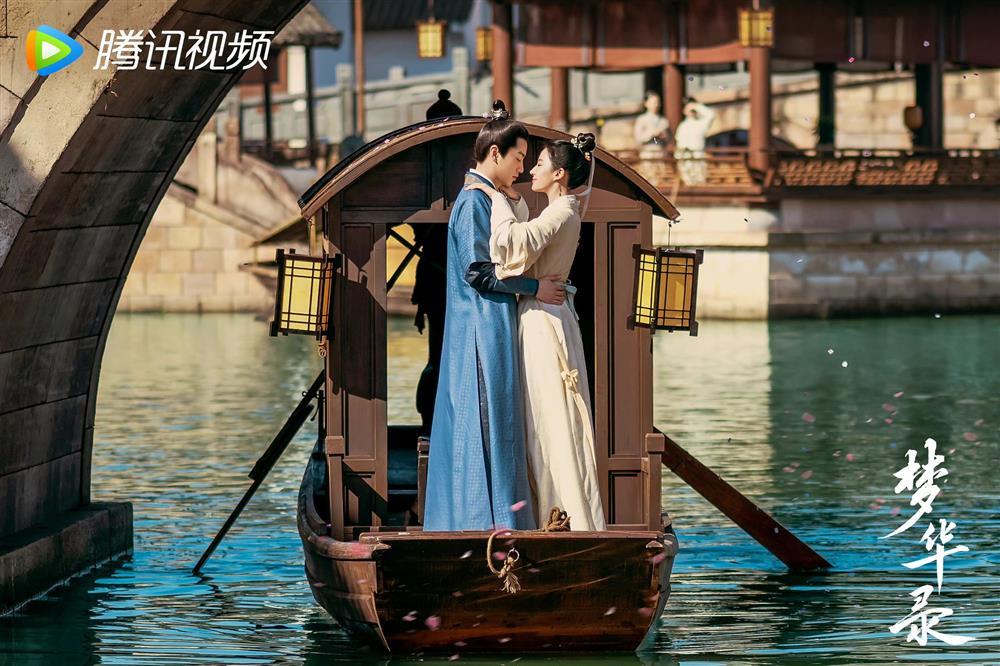 Nụ hôn cháy màn của Lưu Diệc Phi chiếm trọn hot search-4