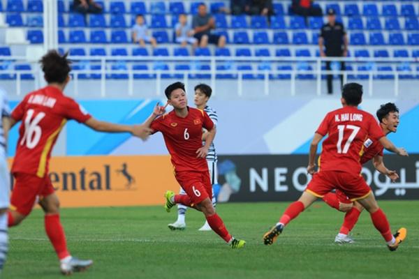 Vu Tien Long scores, celebrates with emotion