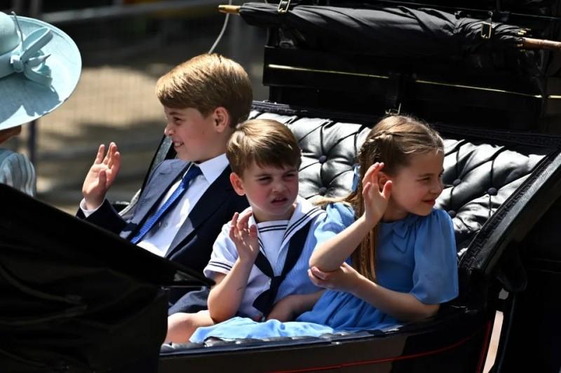 Prince Louis takes the wave with a series of adorable expressions-10