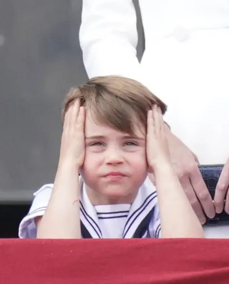 Prince Louis dominates the waves with a series of adorable expressions-5