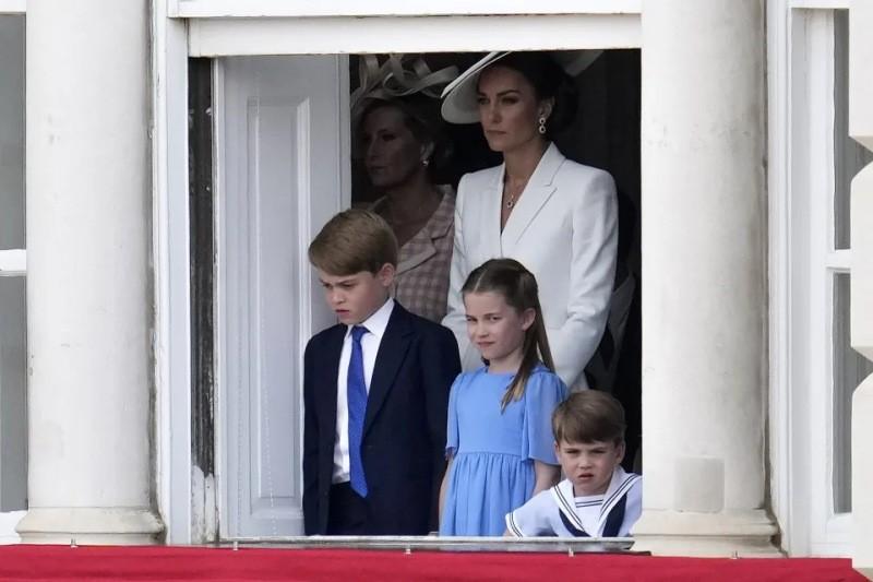 Prince Louis dominates the waves with a series of adorable expressions-9