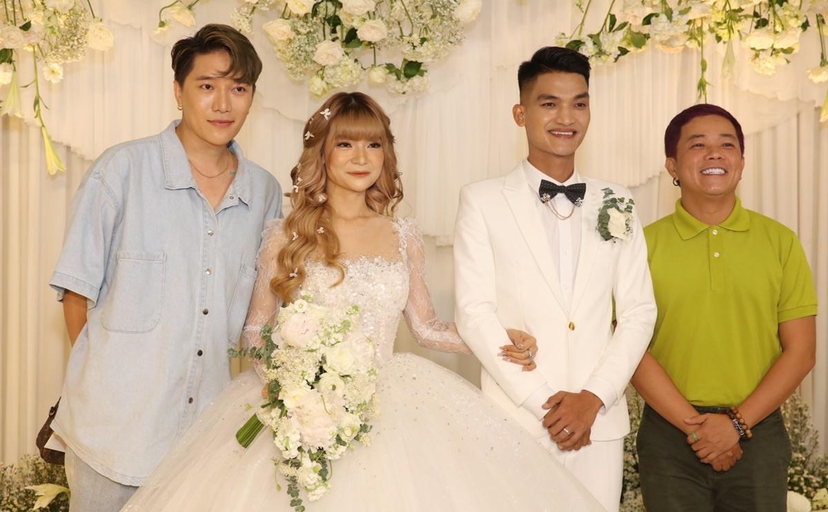 Hoàng Mèo và Châu Đăng Khoa chọn sắc xanh nên trông hơi lạc quẻ giữa khách mời tại sự kiện.