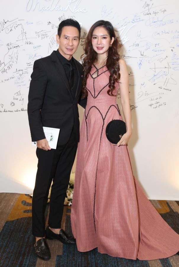 Trong khi ông xã Lý Hải mặc khá chuẩn dresscode thì Minh Hà chọn hẳn màu hồng không giống ai.