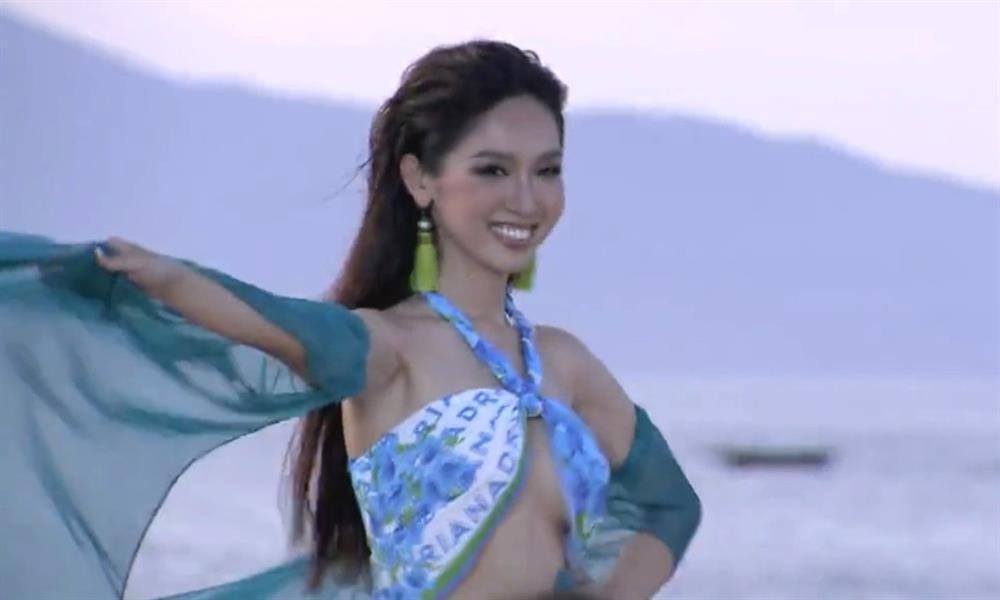 Do Nhat Ha unfortunately revealed her chest at Miss Universe Vietnam-4