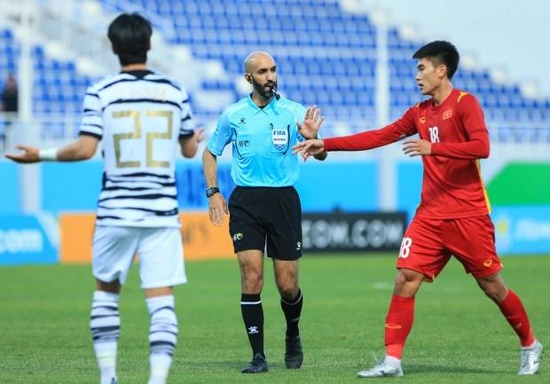U23 Việt Nam suýt mất lợi thế vì trọng tài rút nhầm thẻ phạt-1