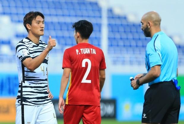 U23 Việt Nam suýt mất lợi thế vì trọng tài rút nhầm thẻ phạt-3