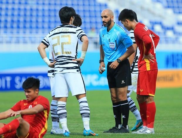 U23 Việt Nam suýt mất lợi thế vì trọng tài rút nhầm thẻ phạt-4