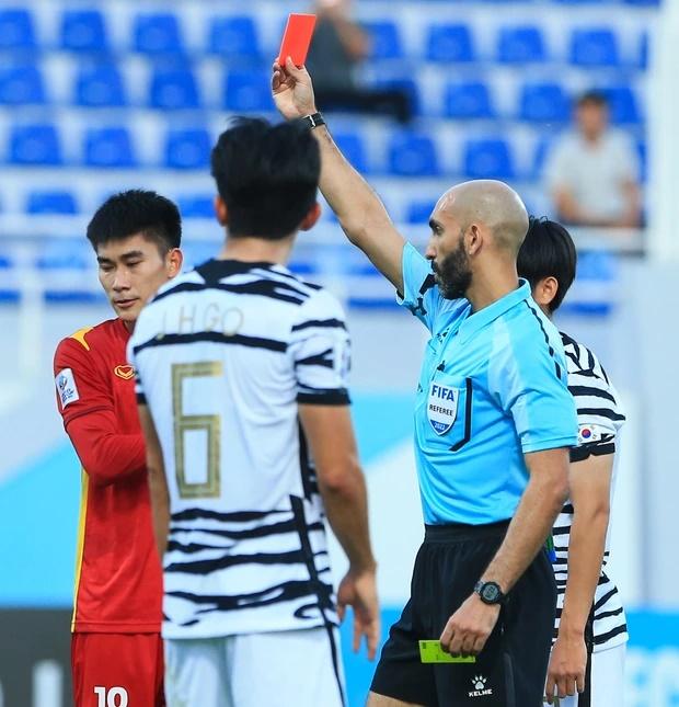 U23 Việt Nam suýt mất lợi thế vì trọng tài rút nhầm thẻ phạt-7