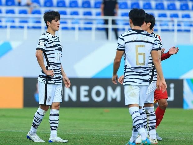 U23 Việt Nam suýt mất lợi thế vì trọng tài rút nhầm thẻ phạt-8
