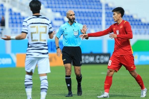 U23 Vietnam almost lost the advantage because the referee drew the wrong card