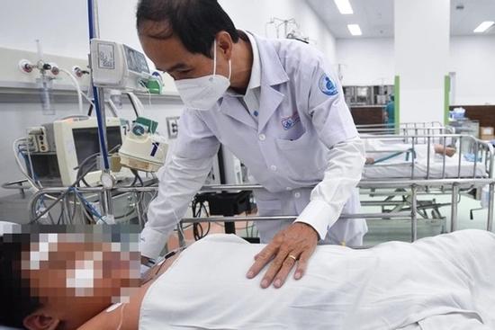 Bé trai vượt cửa tử sau một tháng chiến đấu sốt xuất huyết