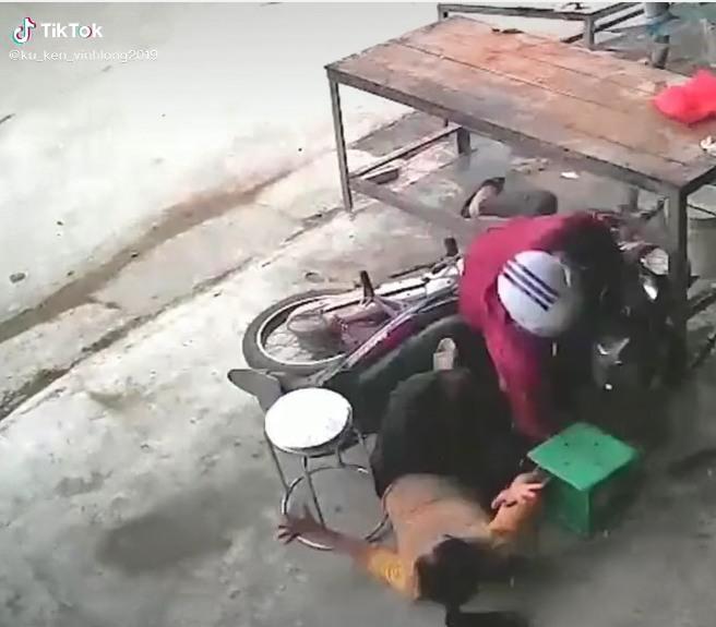 Đang ung dung bán thịt, bà cô oan gia vỡ cả mặt vì khách quý-2