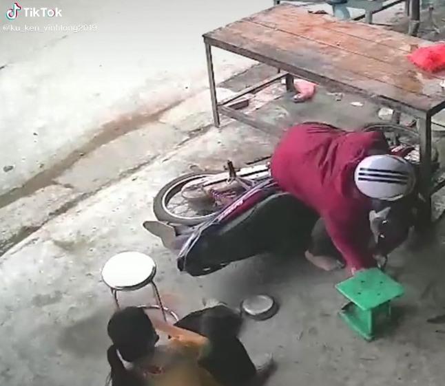 Đang ung dung bán thịt, bà cô oan gia vỡ cả mặt vì khách quý-3