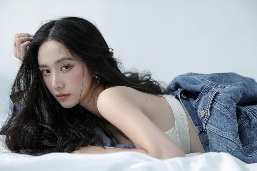 Dù có mặc áo khoác và quần jeans nhưng hot girl 9X cởi áo, tháo cúc quần để tăng nhiệt từ từ cho bộ ảnh.