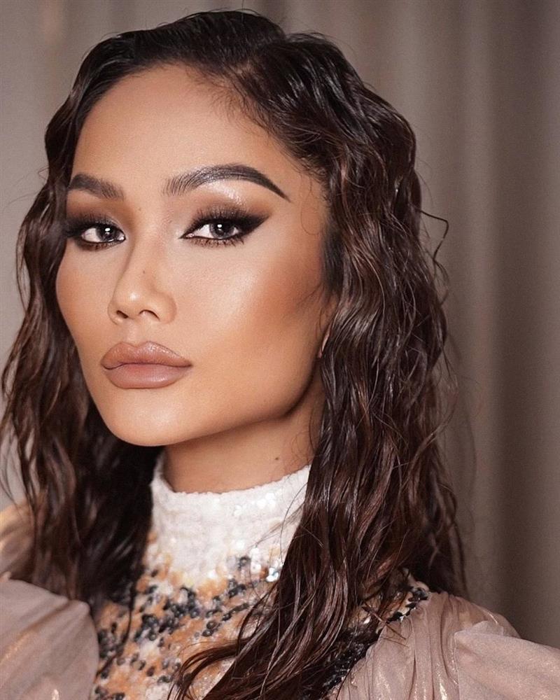 HHen Niê chấm thi Hoa hậu với đầu bết và style sợ đen da-5