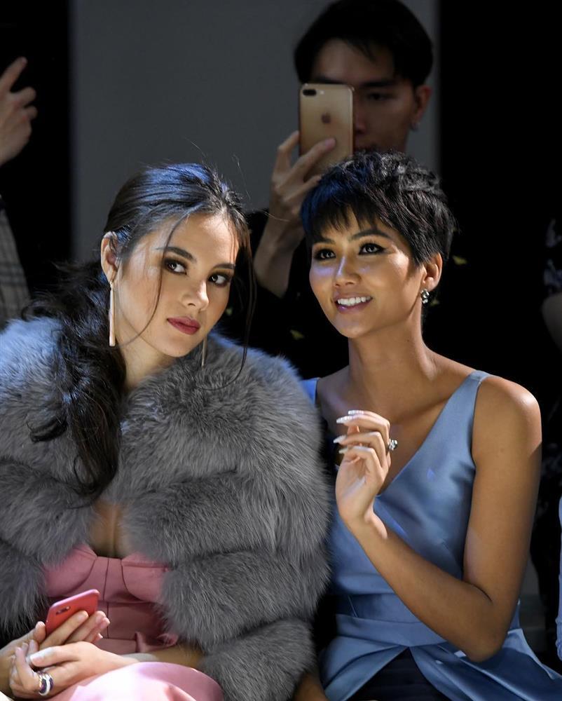 Phản ứng HHen Niê khi Catriona Gray sang Việt Nam chung ghế-8