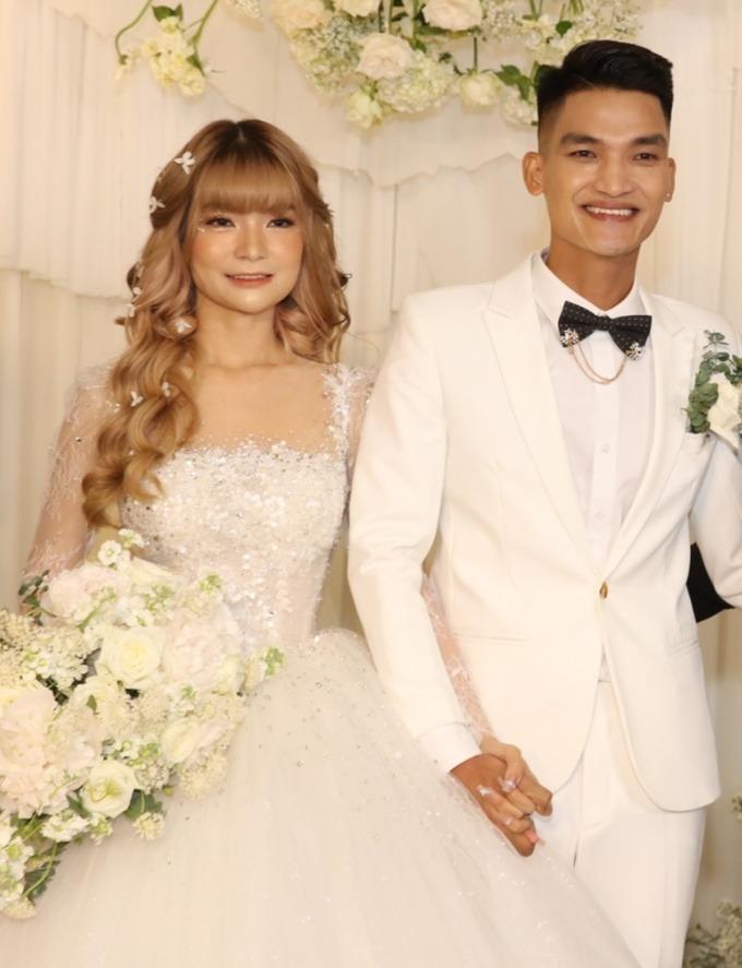 Bất ngờ với giá 2 bộ váy cưới giúp bà xã Mạc Văn Khoa hóa công chúa-1