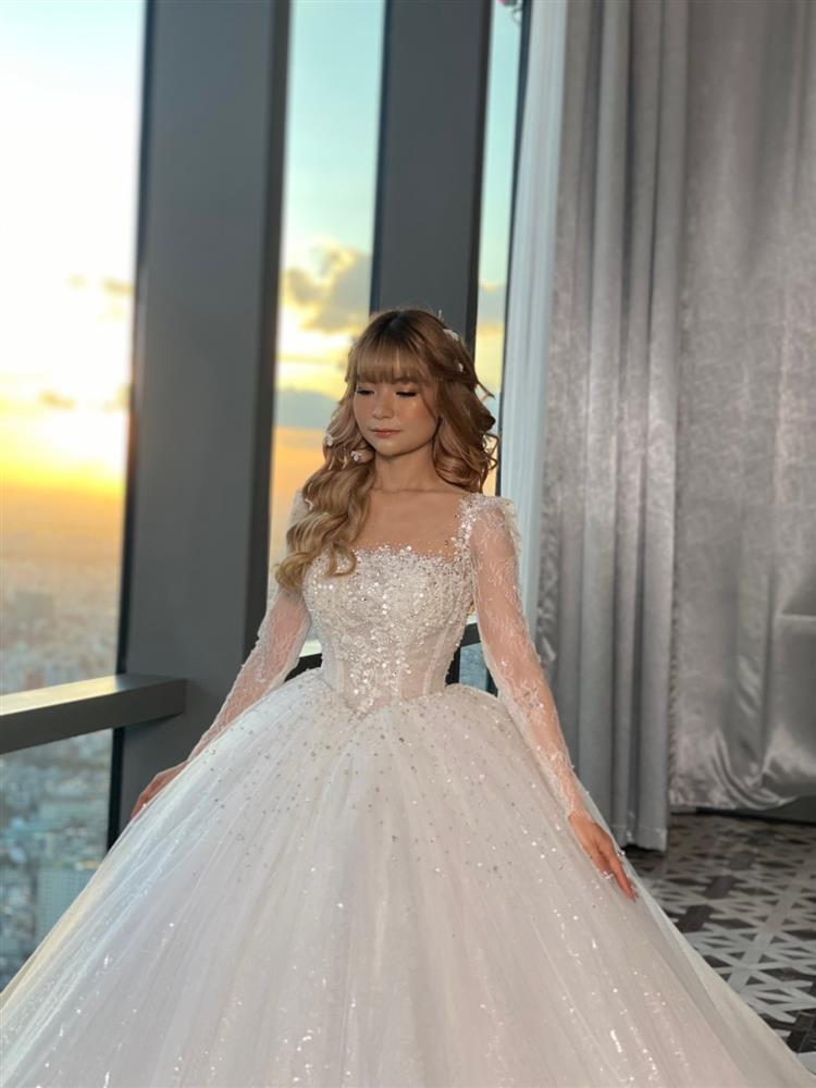 Bất ngờ với giá 2 bộ váy cưới giúp bà xã Mạc Văn Khoa hóa công chúa-2