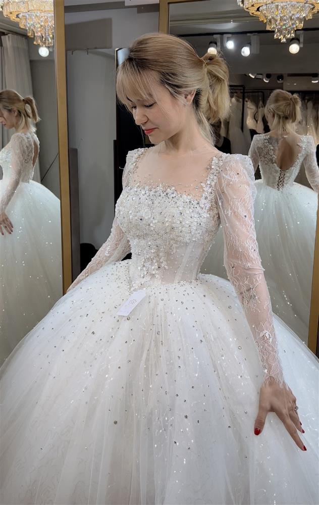 Bất ngờ với giá 2 bộ váy cưới giúp bà xã Mạc Văn Khoa hóa công chúa-3