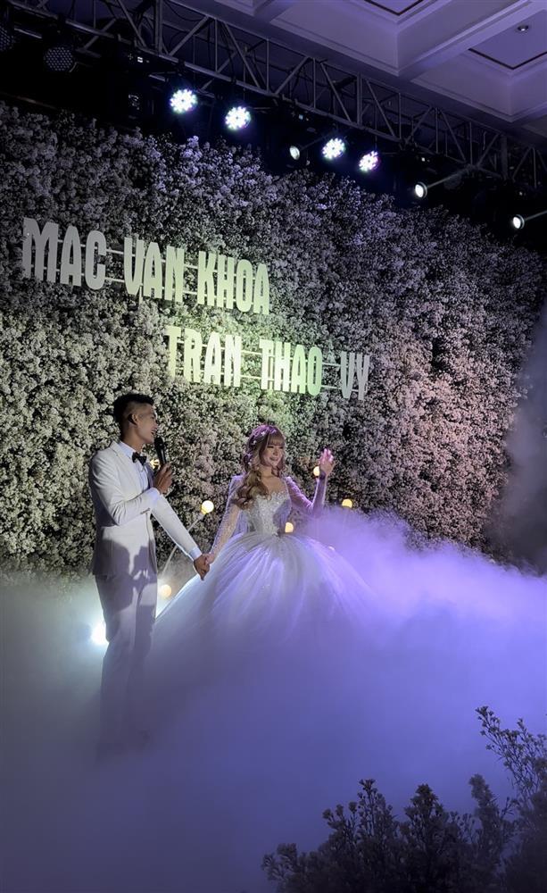 Bất ngờ với giá 2 bộ váy cưới giúp bà xã Mạc Văn Khoa hóa công chúa-4