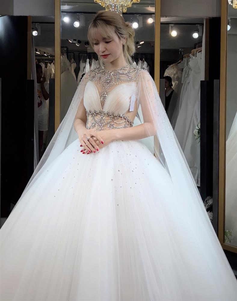 Bất ngờ với giá 2 bộ váy cưới giúp bà xã Mạc Văn Khoa hóa công chúa-5