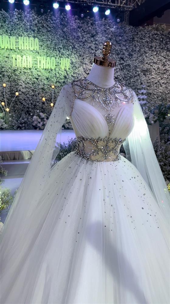 Bất ngờ với giá 2 bộ váy cưới giúp bà xã Mạc Văn Khoa hóa công chúa-6