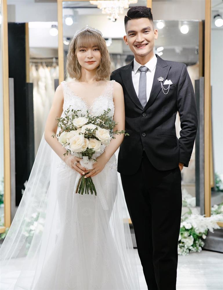 Bất ngờ với giá 2 bộ váy cưới giúp bà xã Mạc Văn Khoa hóa công chúa-7