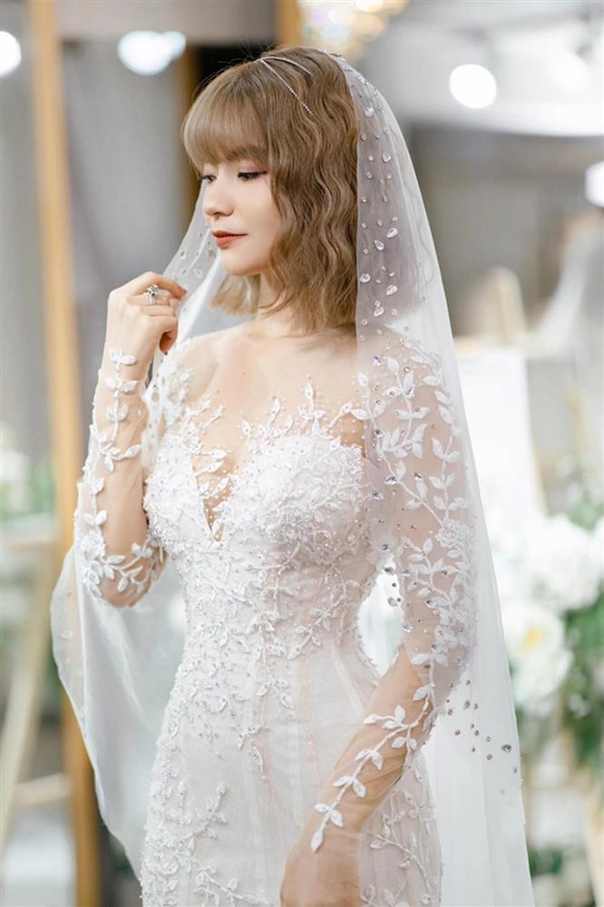 Bất ngờ với giá 2 bộ váy cưới giúp bà xã Mạc Văn Khoa hóa công chúa-8
