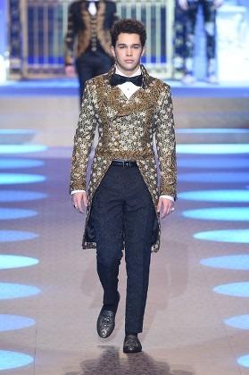 Not only Vietnam, international catwalks also appear exaggerated characters-5