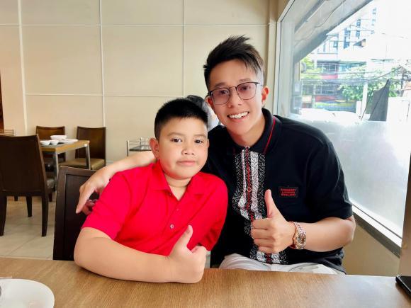 MC Quynh Chi's rich ex-husband shows off a photo of his tall son-3