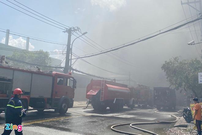 Cháy bãi xe vi phạm của Công an TP.HCM-1