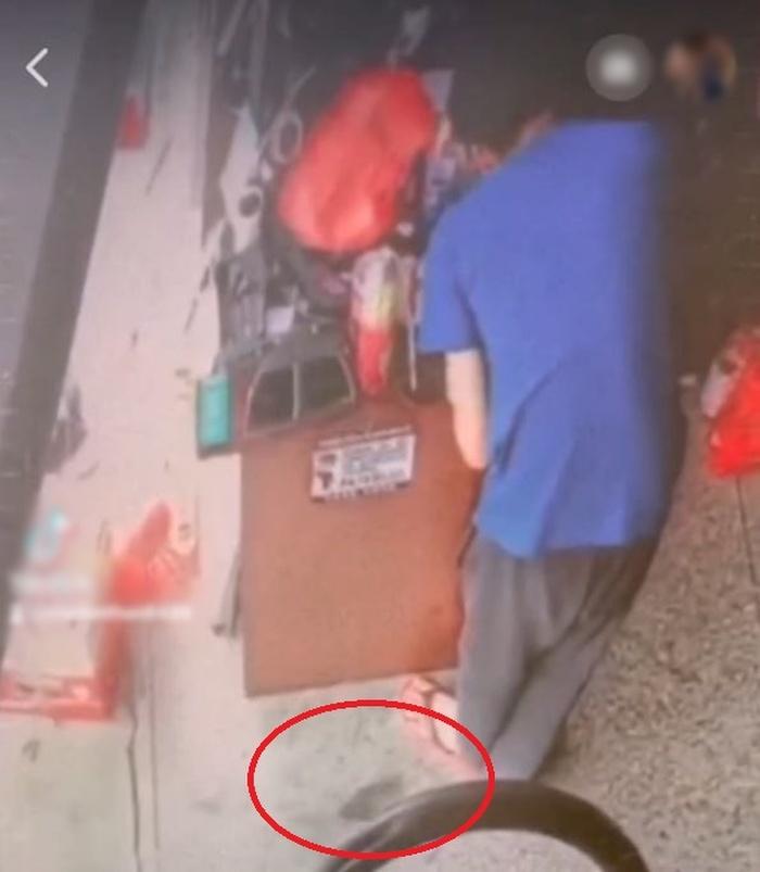 The young man's phase of pulling down his pants to catch a mouse made the netizens laugh - 1
